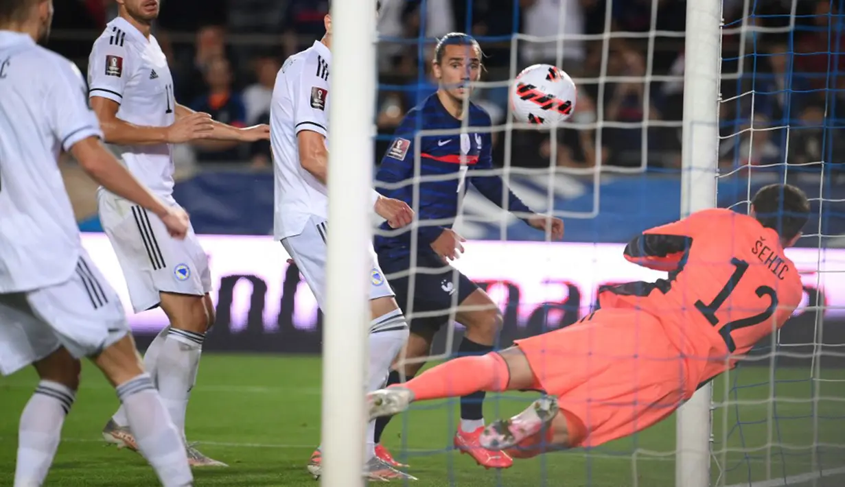 Pemain Prancis Antoine Griezmann (tengah) bereaksi saat mencetak gol ke gawang Bosnia-Herzegovina pada pertandingan Grup D kualifikasi Piala Dunia 2022 di Stadion Meineau, Strasbourg, Prancis, Rabu (1/9/2021). Pertandingan berakhir dengan skor 1-1. (FRANCK FIFE/AFP)