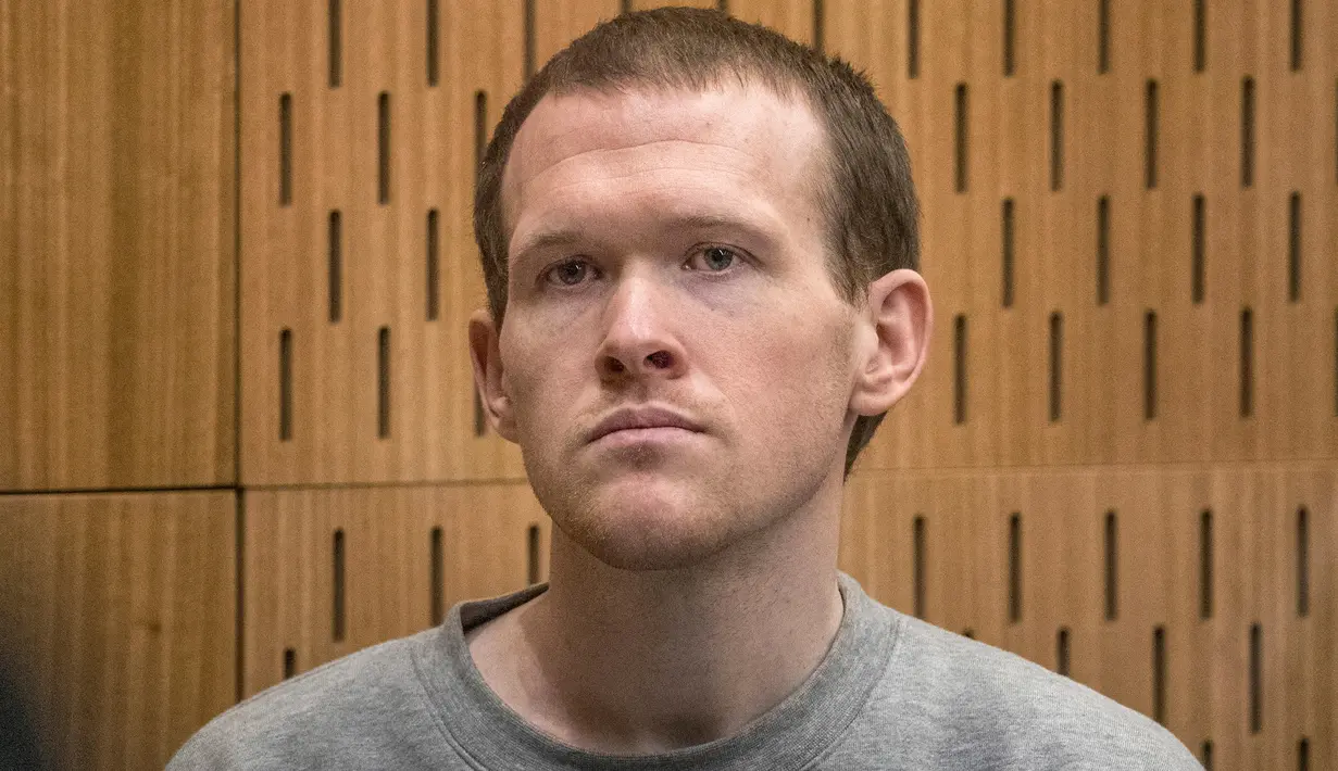 Brenton Tarrant menghadiri hari terakhir sidangnya di Pengadilan Tinggi Christchurch, Selandia Baru, Kamis (27/8/2020). Tarrant yang menembak mati 51 muslim di dua masjid di Christchurch tahun lalu, dijatuhi hukuman penjara seumur hidup tanpa pembebasan bersyarat. (John Kirk-Anderson/Pool via AP)