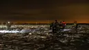 Regu penyelamat mencari mayat penumpang dan bagian pesawat Rusia, Saratov Airlines yang jatuh di dekat Moskow, Minggu (11/2). Pesawat dilaporkan menghilang dari layar radar setelah lepas landas. (Russian Ministry for Emergency Situations photo via AP)