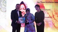 Ibu Risma mendapatkan penghargaan sebagai Excellence Award dalam “RISING WOMEN EMPOWERMENT" yang diadakan oleh KBRI Singapura dan Her Times Magazine (PENSOSBUD/EKONOMI KBRI SINGAPURA)