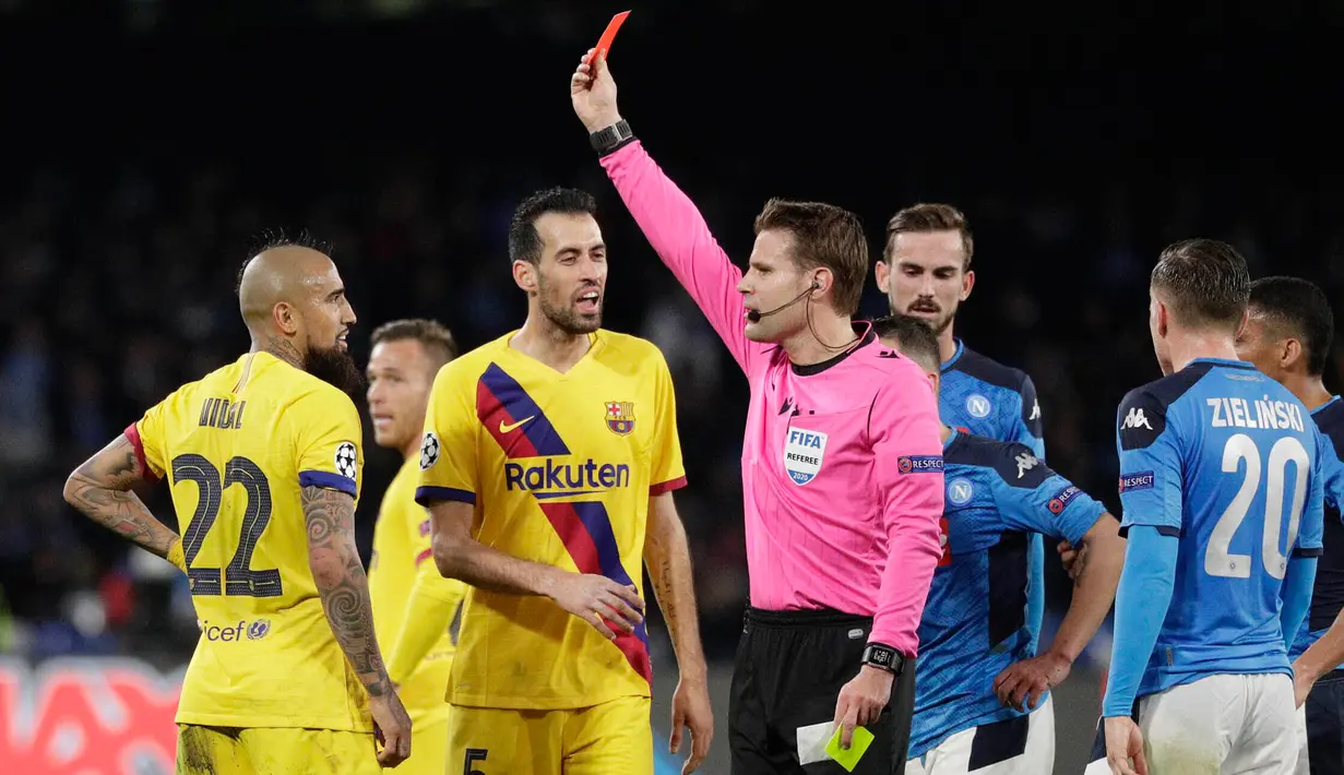 Pemain Barcelona Arturo Vidal (kiri) menerima kartu merah dari wasit pada pertandingan babak 16 besar Liga Champions di San Paolo Stadium, Naples, Italia, Selasa (25/2/2020). Pertandingan berakhir dengan skor 1-1. (Alfredo Falcone/Andrew Medichini)