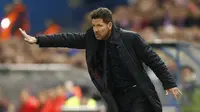 Diego Simeone memberikan instruksi kepada anak asuhnya saat melawan Leverkusen pada leg kedua Babak 16 Besar Liga Champions di Vicente Calderon stadium, Rabu (15/3/2017). Atletico lolos dengan agregat 4-2. (AP/Daniel Ochoa de Olza)