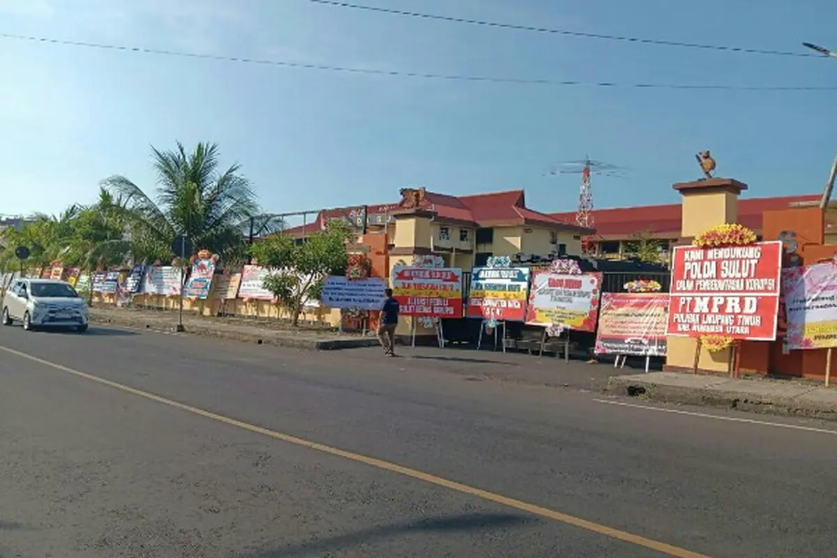 Puluhan karangan bunga terpajang di sepanjang pagar depan Mako Polda Sulut, Jalan Bethesda Nomor 62, Kota Manado sejak Kamis (31/10/2024) sore.