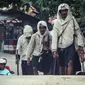 Ribuan warga Baduy berjalan kaki memadati jalan-jalan utama di Kabupaten Lebak, Banten, Jumat (28/4) untuk merayakan tradisi Seba Baduy.