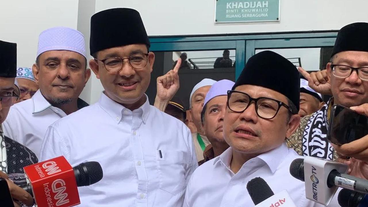 "Senang bisa nonton bola di JIS lagi, kali ini sebagai warga biasa. Perempat final Piala Dunia U-17, Brazil vs Argentina. Sayang kick off-nya delay, jadi saya dan Fery keliling foto-foto dulu," kata Anies melalui Instagram @aniesbaswedan, Sabtu (25/11).<b