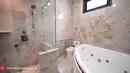 Kamar mandi Aurel Hermansyah dilengkapi batup yang luas, wah Ameena bisa pakai untuk renang nih [YouTube/The Hermansyah A6]