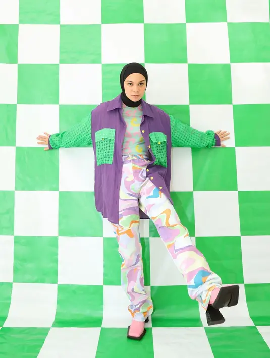 Senang bereskplorasi dengan gaya dan warna? Bisa mencoba inspirasi gaya kemeja dua warna dari Tantri Namirah yang dipasangkan dengan celana dengan pattern nuansa retro (Foto: Instagram Tantri Namirah)