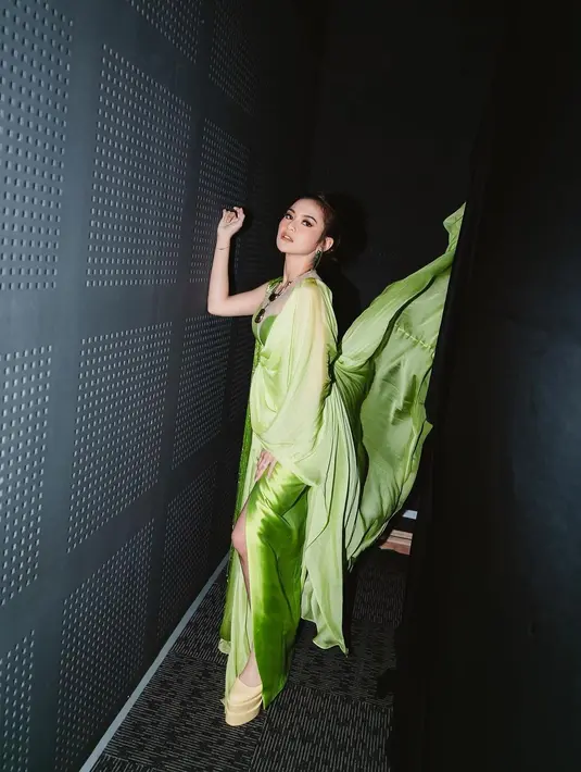 Setelah resmi bertunangan dengan Rizky Febian, penampilan Mahalini memang terlihat semakin cantik ditambah karena memancarkan kebahagiaan. Dalam momen manggung kali ini, Mahalini tampil dengan dress berwarna hijau yang unik. Foto: Instagram.