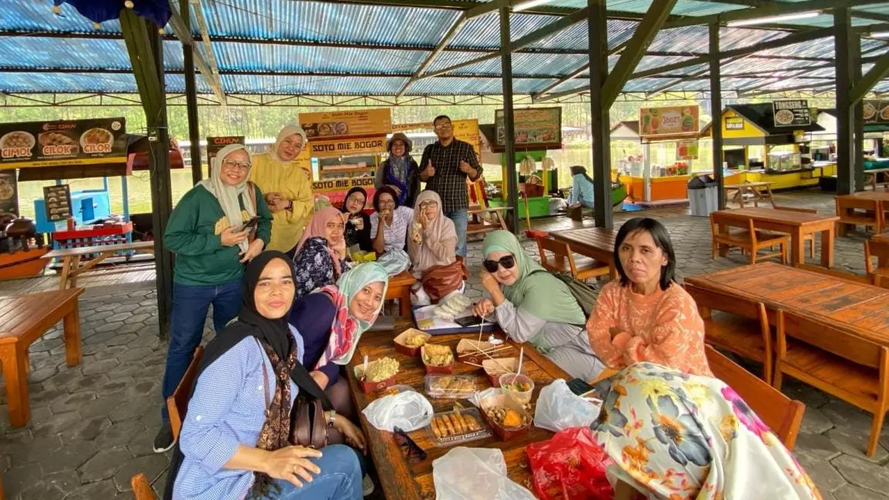 Liburan di Floating Market Bandung, Ada Jajanan Tradisional Hingga Indahnya Taman Bunga