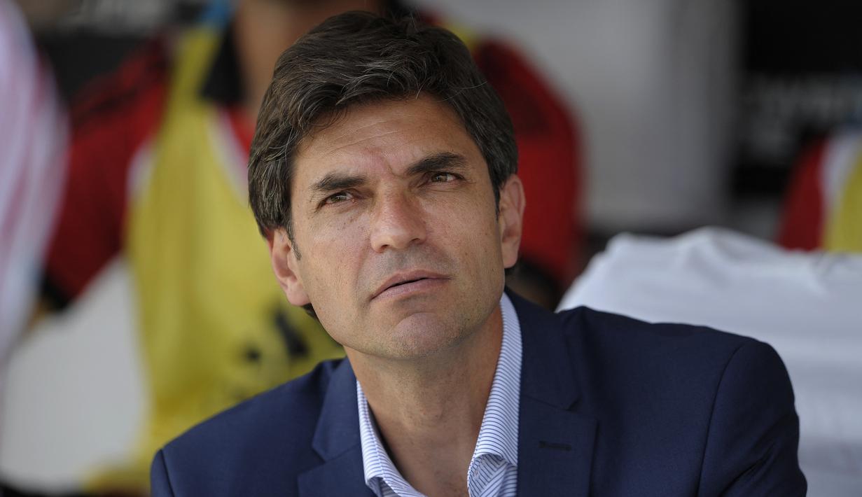Pelatih Estudiantes, Mauricio Pellegrino saat laga Liga Argentina 2013 menghadapi San Lorenzo di Nuevo Gasometro Stadium, Buenos Aires (1/12/2013). Mauricio Pellegrino yang pensiun pada Juli 2006 bersama Valencia tercatat hanya setengah musim membela Liverpool pada tengah musim 2004/2005 setelah didatangkan dari Valencia. Ia hanya tampil dalam 13 laga di semua ajang. (AFP/Alejandro Pagni)