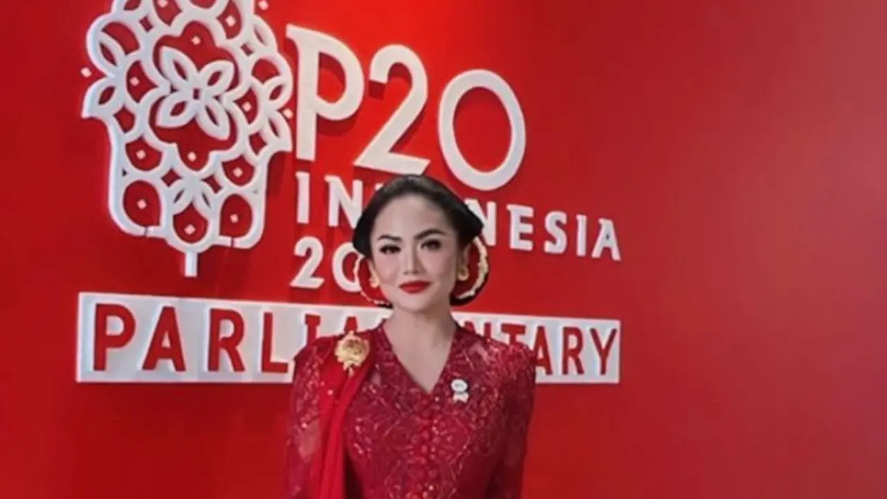 9 Potret Cantik Krisdayanti Berkebaya Merah saat Hadiri Sidang Tahunan 2022