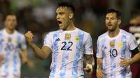 Lautaro Martinez menyumbangkan satu gol saat Timnas Argentina menang 3-1 atas Venezuela pada laga ketujuh kualifikasi Piala Dunia 2022 zona CONMEBOL di Estadio Olimpico de la UCV, Jumat (3/9/2021) pagi WIB. (AFP/Pool/Edilzon Gamez)