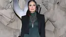 <p>Aktris senior Salma Hayek tampil mature dengan crewneck long dress emerald dan cropped blazer [instagram/newthemess]</p>
