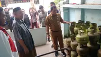 Kepala Dinas Perindustrian dan Perdagangan Kota Batam Gustian Riau melakukan insfeksi mendadak kelangkaan gas elpiji 3 kilogram bersama Pertamina Batam, Senin (31/7/2023). (Liputan6.com/ Ajang Nurdin)