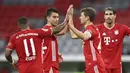 Pemain Bayern Munchen merayakan gol yang dicetak Thomas Mueller ke gawang Duren Merzenich pada laga DFB Pokal di Stadion Allianz Arena, Jumat (16/10/2020) dini hari WIB. Bayern Munchen menang 3-0 atas Duren Merzenich. (AP Photo/Matthias Schrader)