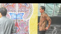 Jokowi bergegas menghampiri SBY yang telah tiba di depan pintu masuk acara peringatan Hari Veteran Nasional 2014, Balai Sarbini, Jakarta, Senin (11/8/2014) (Liputan6.com/Herman Zakharia)