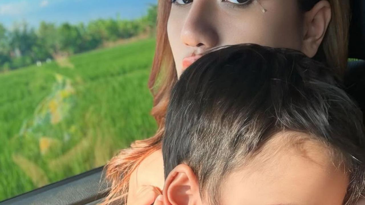 Tinggal di Bali, Tengku Dewi Putri Bagikan Rutinitas Jemput Anak yang Penuh Kejutan