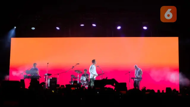 Pesona LANY dalam Konser Malibu Night di Jakarta Bikin Fans Histeris