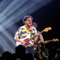 Kunto Aji di konser "Menawar Racun" di Jakarta, Kamis (22/8/2024). [Foto: Adrian Putra/Fimela]