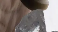 Salah satu berlian langka yang diperoleh di tambang berlian di Pretoria - Afrika Barat tahun 2014. Salah satu berlian langka yang diperoleh di tambang berlian di Pretoria - Afrika Barat tahun 2014. (VOA News)