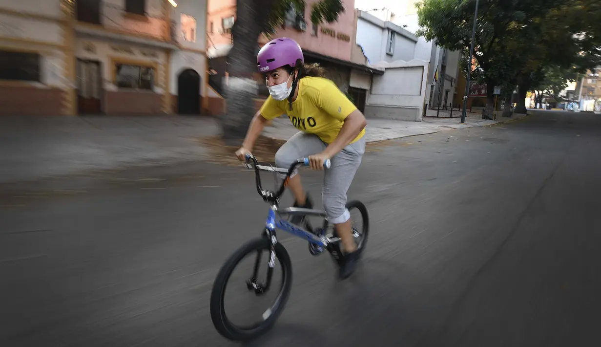 Atlet BMX asal Venezuela, Stefany Hernandez mengenakan masker saat latihan di Caracas, 25 April 2020. Di tengah karantina wilayah guna mengekang penyebaran Covid-19, peraih medali Olimpiade 2016 itu berlatih tiga kali seminggu untuk meraih tiket tampil di Olimpiade 2021. (AP/Matias Delacroix)