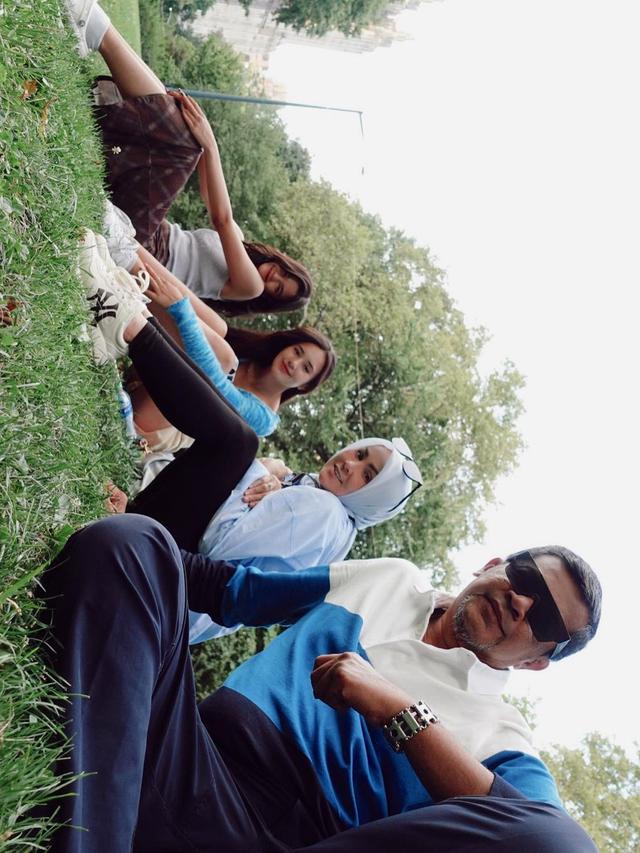Beby Tsabina santai bersama keluarga di Central Park, New York City, Amerika Serikat (Foto: Instagram @bebytsabina)