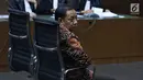 Mantan Bupati Kepulauan Sula Maluku Utara, Ahmad Hidayat Mus saat menjalani sidang perdana di Pengadilan Tipikor, Jakarta, Kamis (22/11). Sidang mendengarkan pembacaan dakwaan dari JPU KPK. (Liputan6.com/Helmi Fithriansyah)