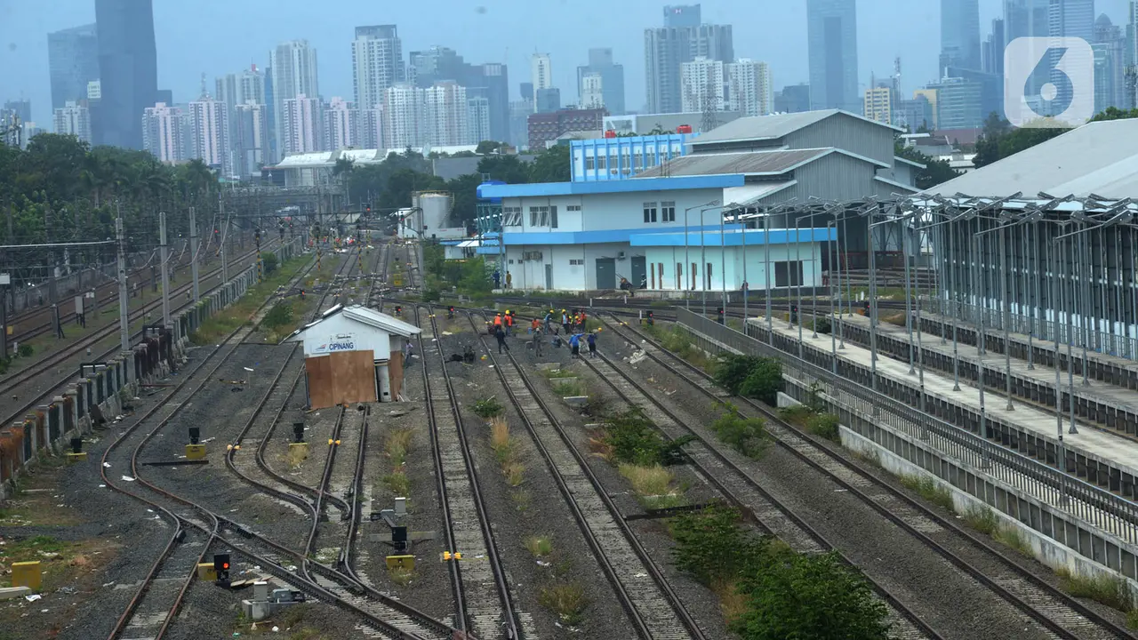 Melihat Perbaikan Rel Kereta di Depo Cipinang