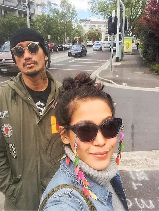 "Kamu selalu bikin aku ketawa bab.. kamu selalu bikin orang di sekeliling kamu juga seneng.. Ya Allah.. kuatkan suamiku ya Allah.. jangan lagi kasih air mata.. Kasih Dia kekuatan, Dia ngga seharusnya begini.. Dia org baik..," tulis mieke_amalia.