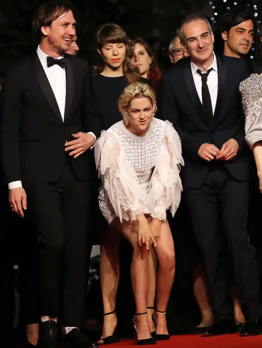 Aktris Kristen Stewart bertingkah konyol saat tiba untuk melihat pemutaran film "Personal Shopper" di Festival Film Cannes ke-69 di Cannes, Prancis, 17 Mei 2016. (AFP Photo/Valery Hache) 