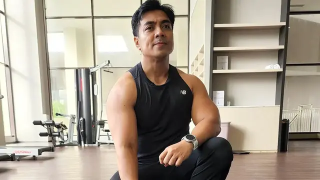 Ustaz Riza Muhammad kerap menggunakan kaus tanpa lengan saat berolahraga sehingga otot lengannya yang sudah berbentuk itu terlihat jelas. (Foto: Instagram/@ustadzrizamuhammad)