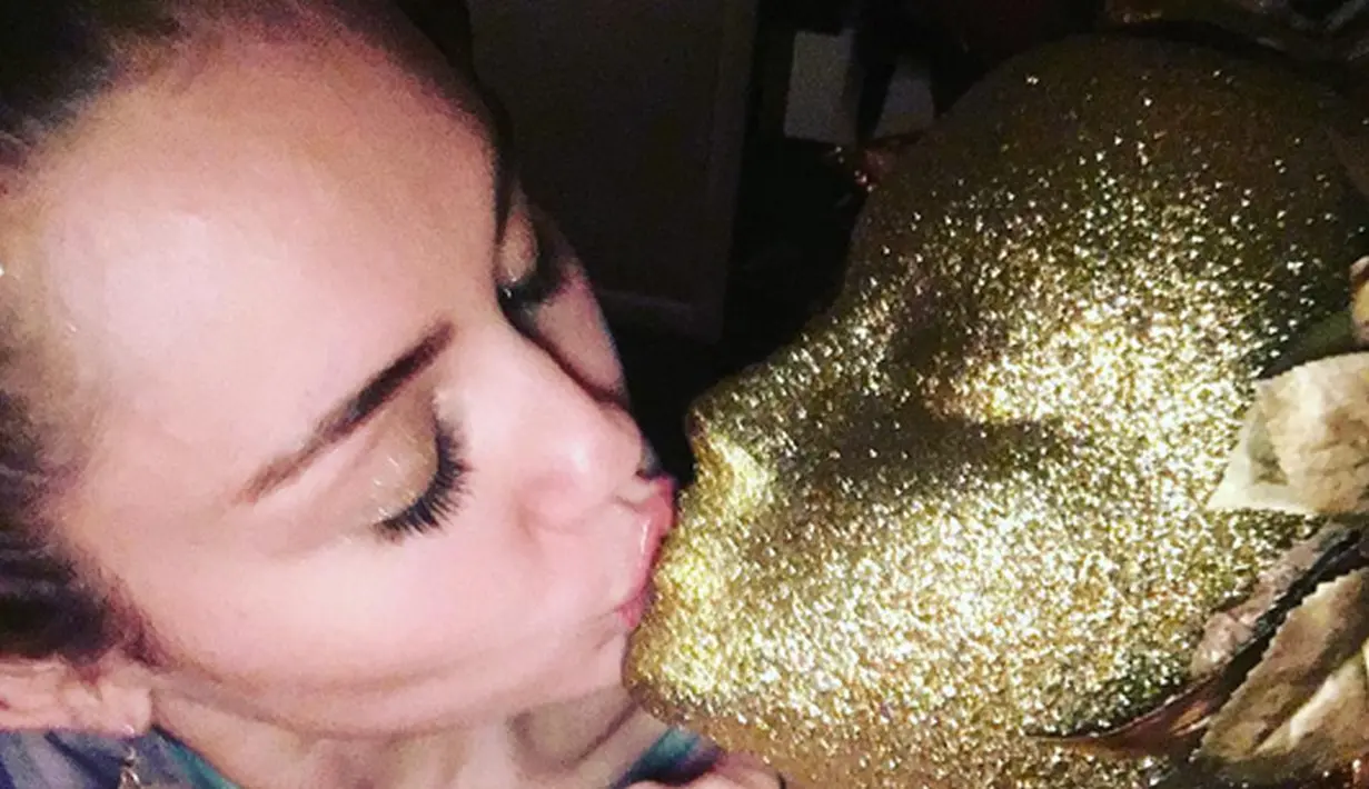 NYEPertemuan keluarga Miley dan Liam pun menimbulkan opini publik bahwa keduanya telah melangsungkan pernikahan secara sembunyi-sembunyi. Terlebih di salah satu unggahannya, Miley menuliskan foto dengan tag “in-laws” (Ipar). (Instagram/mileycyrus)