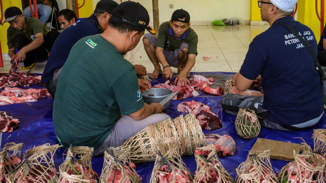 FOTO: Menghidupkan kembali Tradisi Andilan Potong Kebo di Jakarta