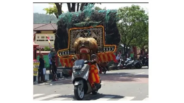 Gaya Lucu Pakai Topeng Saat Naik Motor Ini Bikin Senyum-Senyum