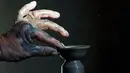 Seorang pembuat tembikar membuat lampu tanah untuk Festival Tihar atau Yama Panchak di Bhaktapur, Nepal, 21 Oktober 2022. Selama festival lima hari yang mirip dengan Festival Diwali di India tersebut, umat Hindu mendekorasi rumah dan tempat ibadah mereka. (AP Photo/Niranjan Shrestha)