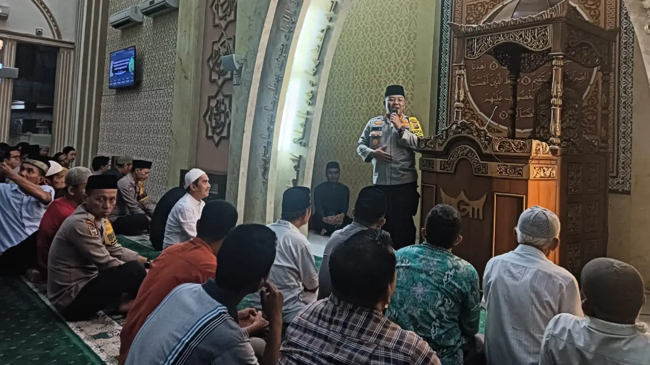 Wakil Kepala Polresta Pekanbaru Ajun Komisaris Besar Hengky Poerwanto di Masjid Gunung Merah, Jalan Wahid Hasyim. (Liputan6.com/ M Syukur)