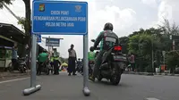 Polisi lalu lintas beserta Dishub melaksanakan pengawasan dalam penerapan Pembatasan Sosial Bersekala Besar (PSBB) di jalan perbatasan Depok-Jakarta, Jumat (10/4/2020). (Liputan6.com/Herman Zakharia)