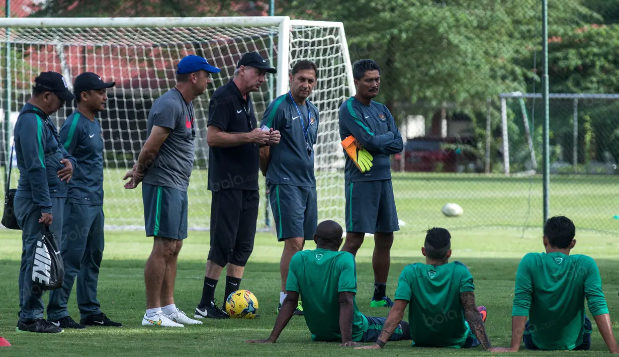 Pelatih Timnas Indonesia, Alfred Riedl, memberikan arahan kepada anak asuhnya saat latihan jelang laga final Piala AFF 2016. (Bola.com/Vitalis Yogi Trisna)
