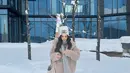 Salah satu potret memperlihatkan Cathy tampil memukau dengan wool coat berwarna cream. Ia memadukannya dengan inner dan syal abu-abu yang memberikan kesan hangat sekaligus mewah. Penampilan ini tampak sempurna untuk berjalan-jalan di tengah dinginnya cuaca Jepang. [@cathysharon].