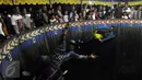 Pengunjung saat melihat atraksi 'Tong setan' di pasar malam PURI BETA II, Tangerang , Banten, Kamis (31/12). Untuk menonton pertunjukan ini di kenakan biaya 7000 sekali masuk tong setan. (Liputan6.com/Helmi Afandi)