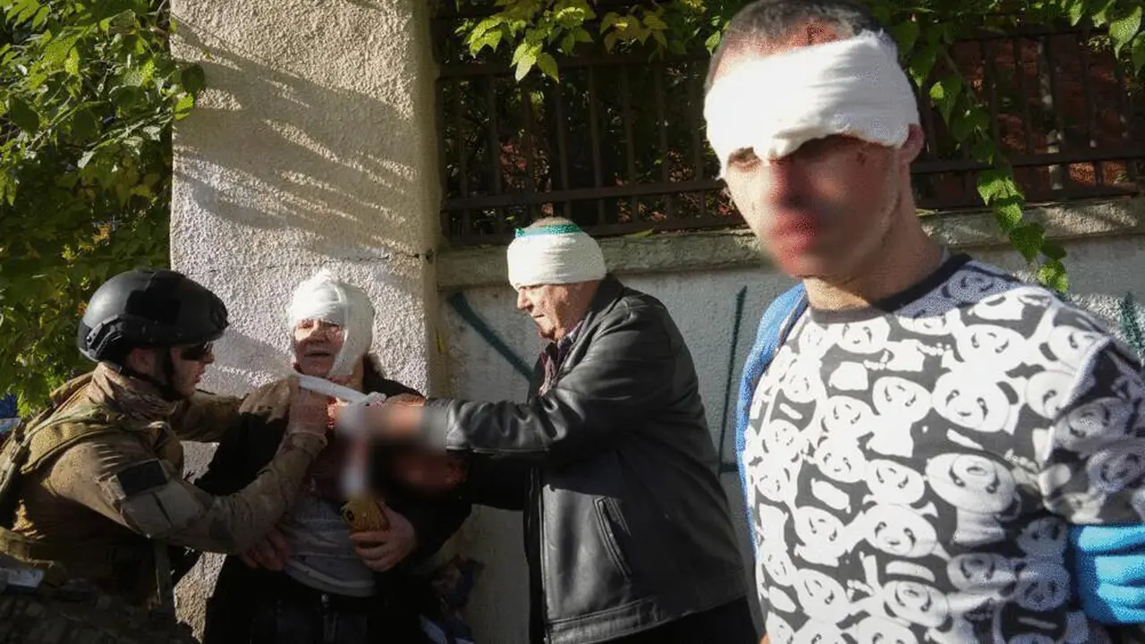 Korban hujan misil Rusia di Kyiv, Senin (10/10/2022).