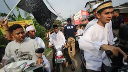 Petugas berjaga saat unjuk rasa di depan Masjid Jemaah Ahmadiyah di Depok, Jawa Barat, Jumat (24/2). Meskipun bangunannya telah disegel, massa tetap menuntut agar aliran Ahmadiyah dibubarkan. (Liputan6.com/Immanuel Antonius)