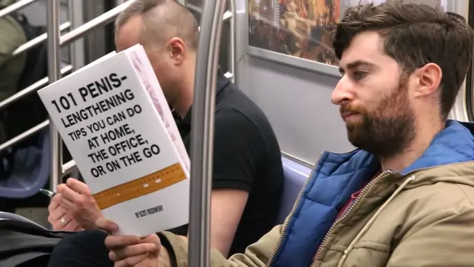 Lihat Reaksi Orang-orang Melihat Pria Ini Baca Buku Kontroversial