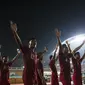 Para pemain Timnas Indonesia menyapa suporter usai melawan Thailand pada laga PSSI 88th U-19 di Stadion Pakansari, Jawa Barat, Minggu (23/9/2018). Kedua negara bermain imbang 2-2. (Bola.com/Vitalis Yogi Trisna)