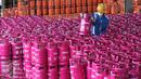 Pekerja menata tabung Bright Gas 5,5 Kg usai pengisian di Depot and Filling Station LPG Pertamina Plumpang, Jakarta, Selasa (3/11). LPG seharga Rp66.000 ini ditargetkan merebut 23% pangsa pasar gas subsidi 3 kg dalam lima tahun (Liputan6.com/Angga Yuniar)