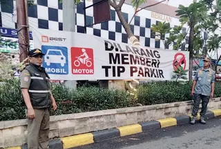 Satpol PP menindak dugaan praktik pungutan liar (pungli) oleh juru parkir (Jukir) di kawasan Blok M Square, Jalan Melawai V, Kebayoran Baru, Jakarta Selatan. (Satpol PP DKI Jakarta)