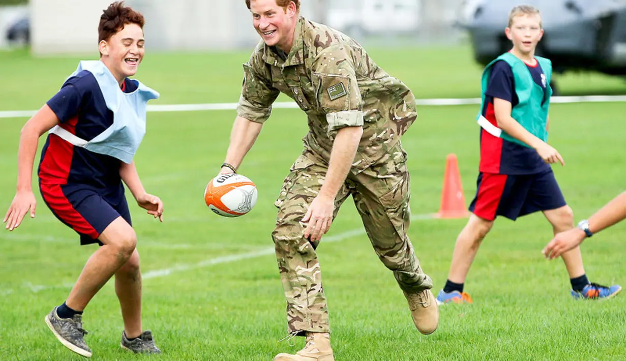 Lagi, Pangeran Harry nampaknya bahagia banget bersama dengan anak-anak. (Hagen Hopkins/Getty Images/USWeekly)