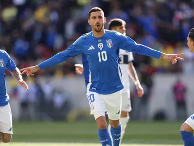 Penyerang Italia, Lorenzo Pellegrini melakukan selebrasi setelah mencetak gol pertama bagi timnya pada laga FIFA Matchday melawan Ekuador di Red Bull Arena di Harrison, New Jersey, pada 24 Maret 2024. (Charly TRIBALLEAU/AFP)