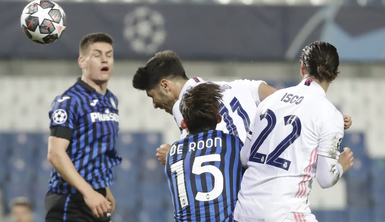 Penyerang Real Madrid, Marco Asensio mencoba melakukan sundulan ke gawang di depan gelandang Atalanta, Marten de Roon pada leg pertama babak 16 besar Liga Champions di Stadion Gewiss, Kamis (25/2/2021) dini hari WIB. Real Madrid harus susah payah kalahkan Atalanta 1-0. (AP Photo/Luca Bruno)