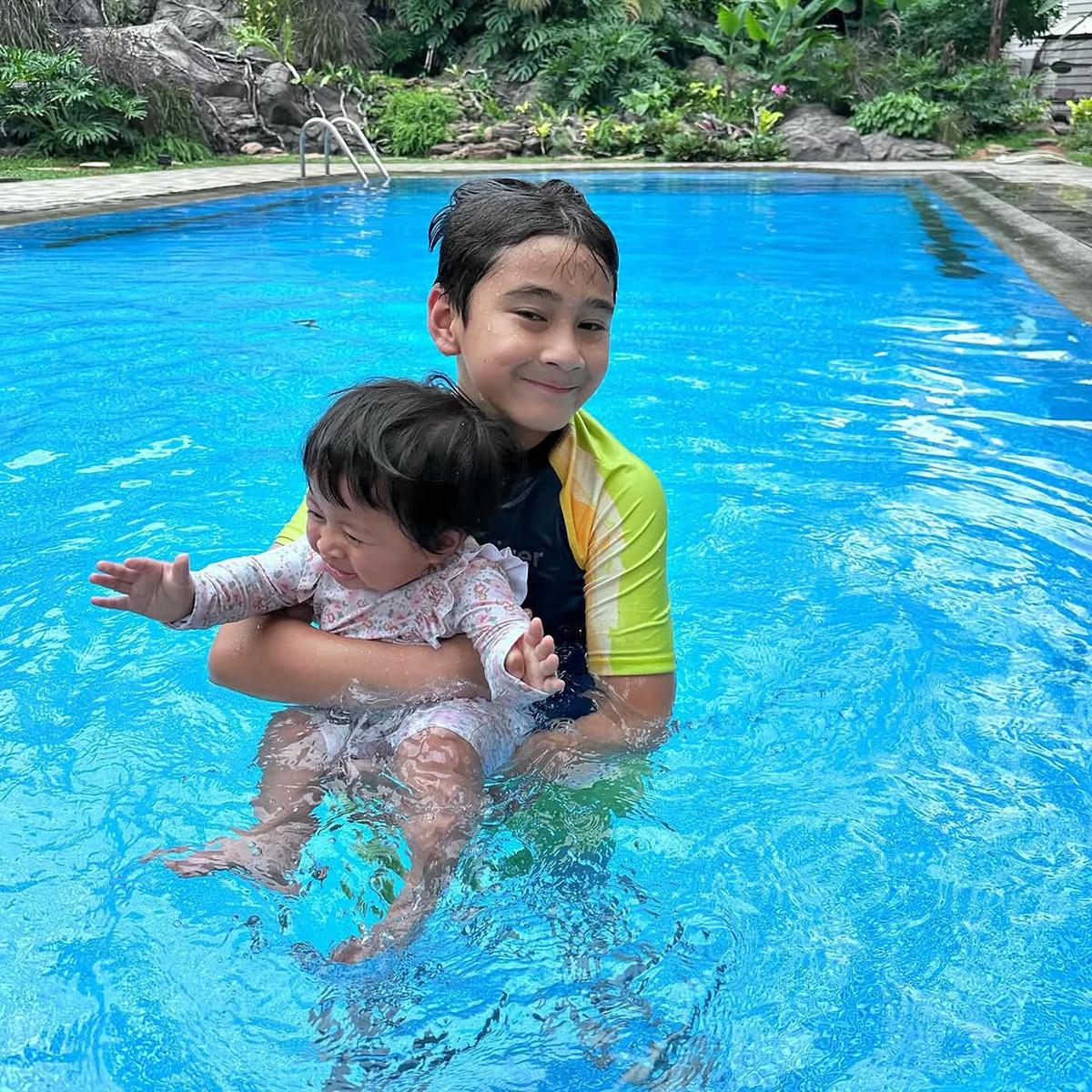 Potret Gemas Rafathar Ajak Lily Berenang, Jadi Kakak yang Sabar dan Jagain Banget Adiknya